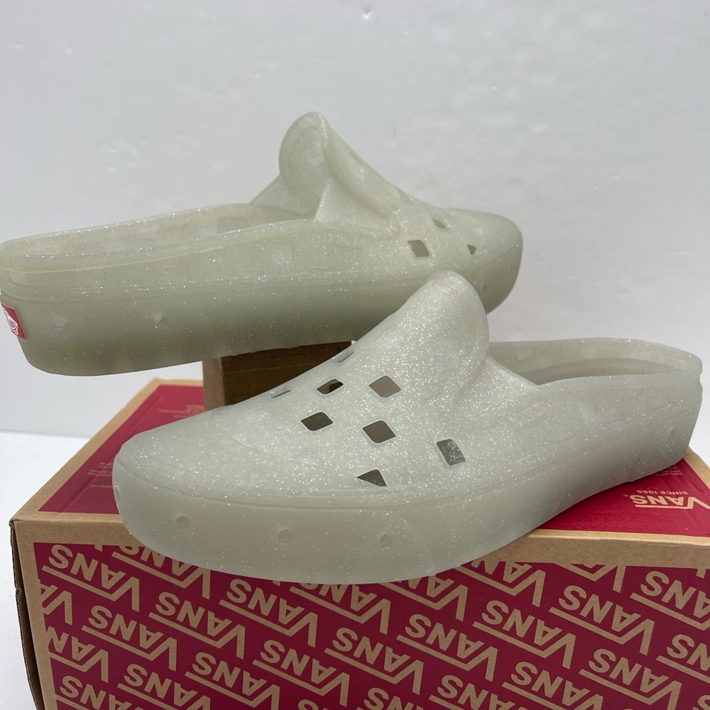 Vans Men’s Slip-On Mule Trk
Glitter Gray
VN0005V8BGF Sandals Sneakers - Picture 9 of 16